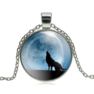 Řetízek vlk v noci (7)